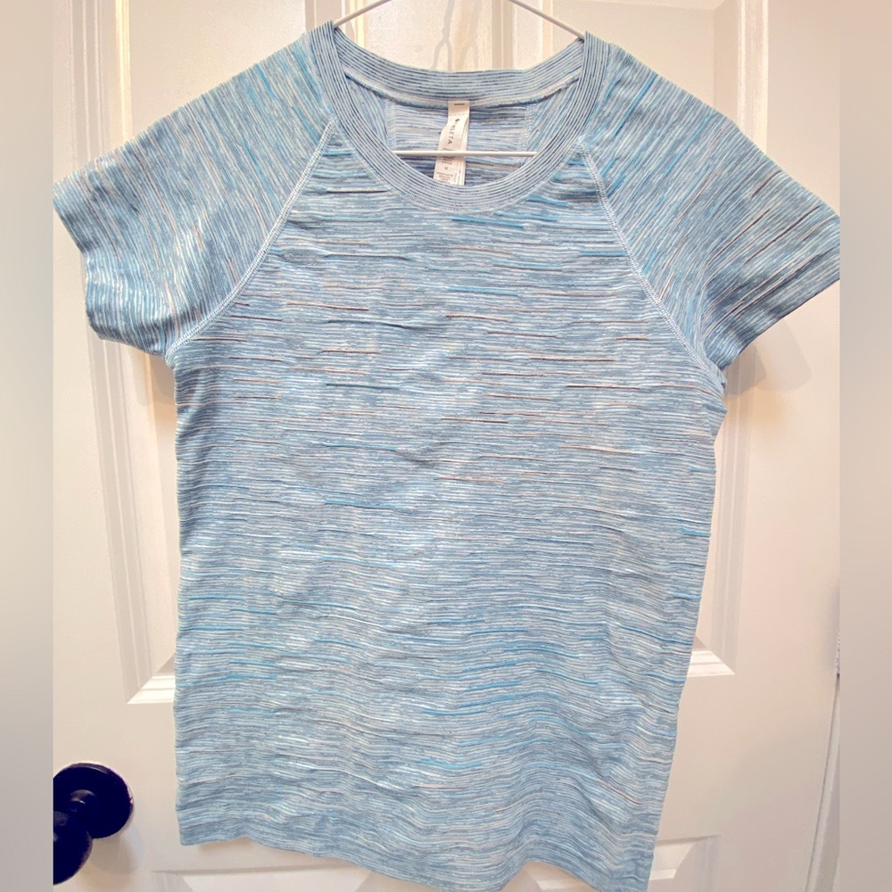 Athleta momentum tee (medium)